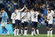 足坛疯狂一夜：那不勒斯爆冷，热刺翻车丢分，本菲卡惊险绝平，赫尔城淘汰米尔沃尔